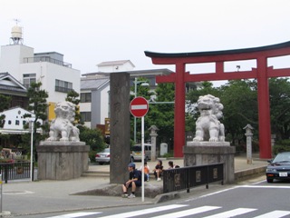鎌倉鶴岡狛犬鳥居.JPG