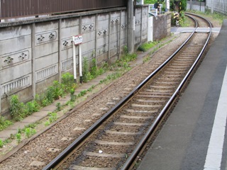 鎌倉和田塚駅ホーム.JPG