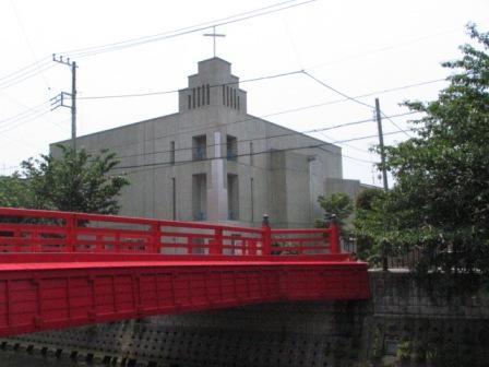 逗子市赤い橋と教会.JPG